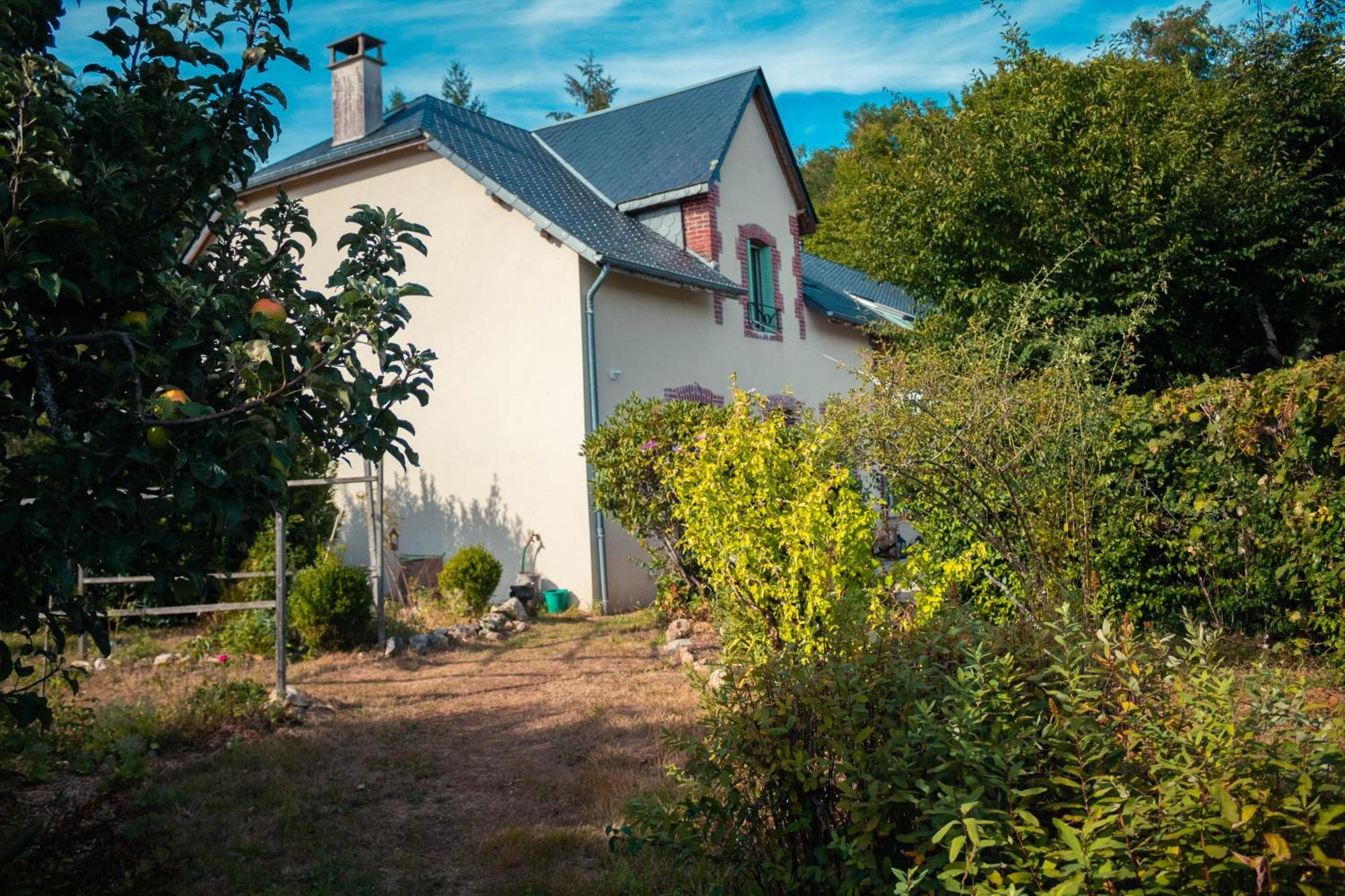 Bed and Breakfast Les Jardins De Nanine Lapleau Экстерьер фото